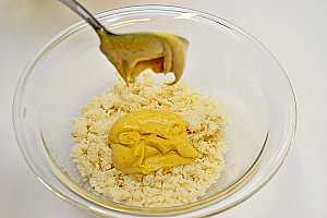 Égoutter 250 g de chair de crabe et ajouter la mayonnaise.