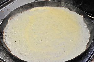 Dans une crêpière légèrement beurrée, faire cuire à feu vif les crêpes.