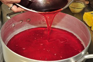 Mettre le sirop dans une casserole.