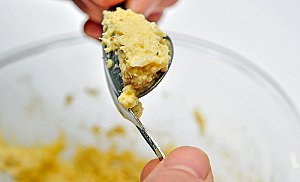 Façonner à l’aide de 2 cuillères à café des quenelles de cette préparation.