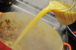 Recouvrir la préparation avec du bouillon de volaille.