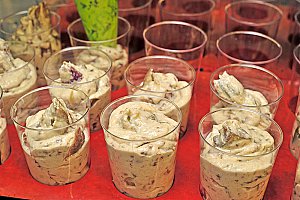 Garnir de petits récipients ou moules pouvant aller au congélateur.