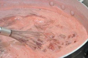 Réduire le sirop d’un quart de son volume.