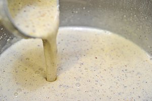 Mélanger vivement jusqu’à obtention d’une pâte lisse.