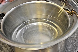 Placer un saladier au bain-marie.