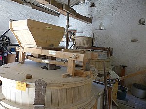 Moulin de la Fage-Haute, à Villereal.
Construit sur le Dropt, ce moulin a
entièrement été restauré par ses
propriétaires qui le font à nouveau
fonctionner. Il compte deux paires
de meules.
Moulin à eau ouvert
les 19 et 20 mai
(10h - 12h / 14h - 18h)