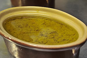 Débarrasser dans une terrine. Couvrir d’huile d’olive. Enfourner à 180° C pendant 35 min.