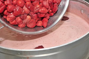 Ajouter les fraises.