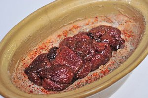 À l’aide d’une petite cuillère, faire un sillon au milieu du foie. Le garnir d’environ 100 g de fraises confites.