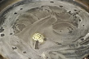 Faire fondre une noisette de beurre dans une crêpière, à feu vif.