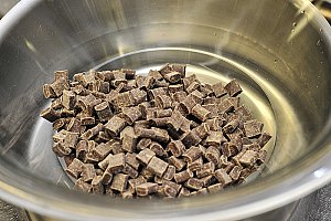 Faire fondre le chocolat noir.
