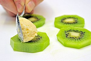 Les disposer sur les tranches de kiwi.