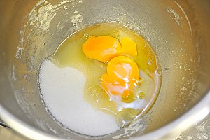 Dans un saladier, mettre le sucre et les œufs.