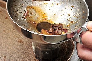 Verser le chutney bouillant dans des pots à confiture…