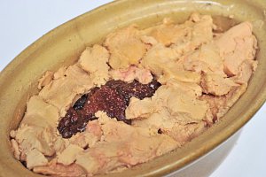 Recouvrir du reste de foie en prenant soin de bien le faire autour du boudin de fraises.