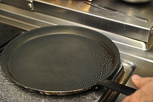 La crêpière est chaude lorsque le beurre a totalement fondu.