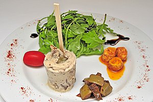 Servir avec de la roquette, un peu de jus de chutney et un trait d’huile de noix.