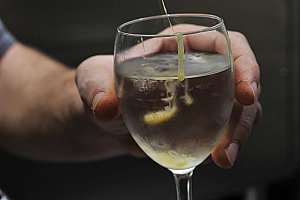 Vérifier la cuisson en passant le caramel au petit boulé, c’est-à-dire dans de l’eau glacée. Le caramel doit faire une boule.