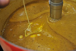 Rajouter 2 cuillères à soupe de crème fraîche.