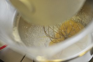 Battre en rajoutant la maïzena, le lait et une pincée de cannelle.