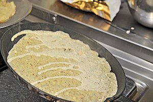 Verser un peu de pâte.