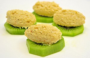 Couvrir toutes les tranches de kiwi de quenelles.