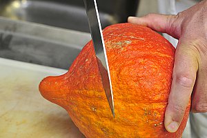 Pendant la cuisson de la préparation, couper le chapeau du plus gros des potimarrons.