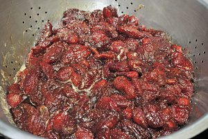 Séparer les fraises confites…