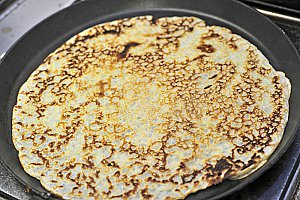 Faire les crêpes et réserver au chaud.
