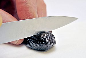 Couper 5 pruneaux dénoyautés en 4.