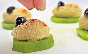 Déposer un morceau de pruneau sur chaque quenelle. Saupoudrer de piment. Et décorer d’une feuille de persil plat.