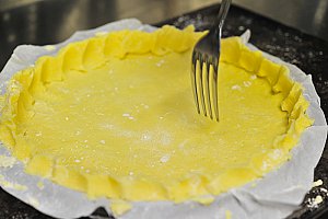 La piquer à l’aide d’une fourchette.