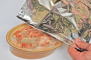 Recouvrir la terrine d’une feuille de papier aluminium pliée en deux.