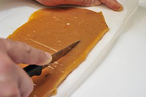 Une fois le caramel refroidi, le couper en lamelles…