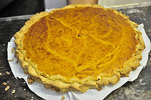Sortir la tarte et la laisser refroidir.