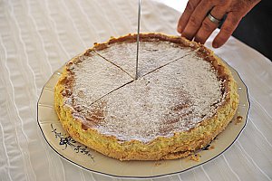 Saupoudrer de sucre glace.