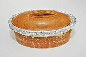 Enfourner à 115° C (th 4) pendant 1 h (avec une sonde : four à 120° C et 68° C à cœur). Au terme de la cuisson, plonger la terrine dans de l’eau froide…