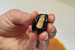 Le fourrer avec le carré de caramel.