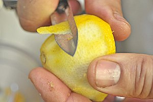 La sauce : peler le citron et conserver la peau. Éviter de prélever la peau blanche en dessous du zeste qui apporterait un surplus d’amertume.