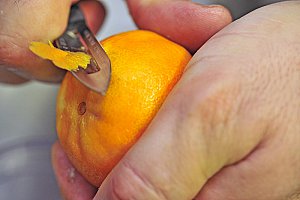 Peler la mandarine et conserver la peau. Éviter de prélever la peau blanche en dessous du zeste qui apporterait un surplus d’amertume.