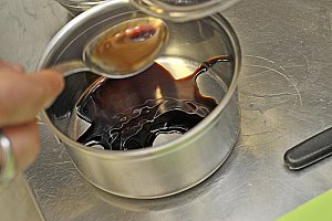 Dans une casserole, mettre le vinaigre balsamique.