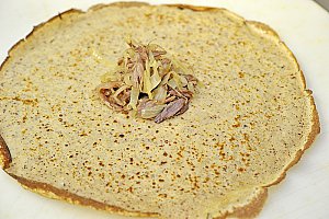 Au centre d’une crêpe, mettre un peu de préparation canard/oignon.