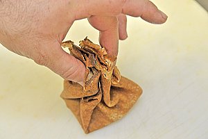 Pliage de l’aumônière.