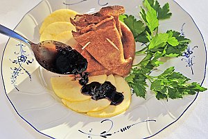 Dresser sur des assiettes avec un peu de sauce. Déguster chaud.