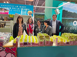 Le salon de l’agriculture est aussi une vitrine pour le tourisme et l'économie locale, l'ADRT et sa présidente Valérie Tonin ainsi que Michel Masset, vice-président du Département, ici aux cotés d'Alliance Bio, étaient là pour promouvoir la destination « cœur du Sud-Ouest ». - © Département 47