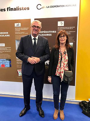 La présidente Sophie Borderie a fait le tour du salon dès son arrivée avec la délégation de l’Assemblée des Départements de France, emmenée par le président François Sauvadet et composée d’une quinzaine de ses homologues. L’occasion de se projeter vers le Congrès de l’ADF attendu en Lot-et- Garonne à l’automne. - © Département 47