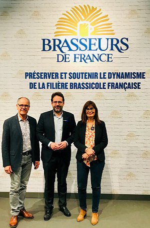 Matthias Fekl, président des Brasseurs de France, a accueilli Sophie Borderie et Joël Hocquelet sur son stand. La filière houblon, très en vogue, se développe aussi en Lot-et-Garonne.
- © Département 47
