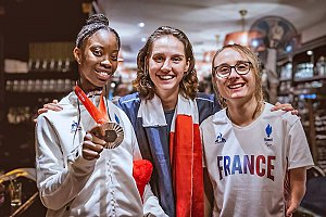 Estelle Causse partenaire d'entraînement de
Djelika Diallo (à gauche), 1re médaillée française
de l’histoire en para taekwondo. — DR