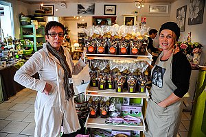 Sabine et Patricia proposent des créations chocolatées traditionnelles ou plus innovantes, toutes faites « maison ».