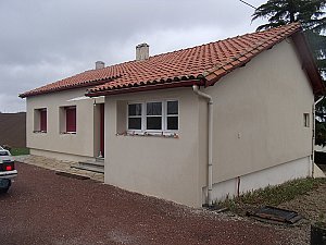 Après les travaux. Les menuiseries ont été changées pour isoler au mieux la maison.
